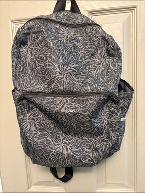 NWOT Baggallini Gray Floral Print Backpack